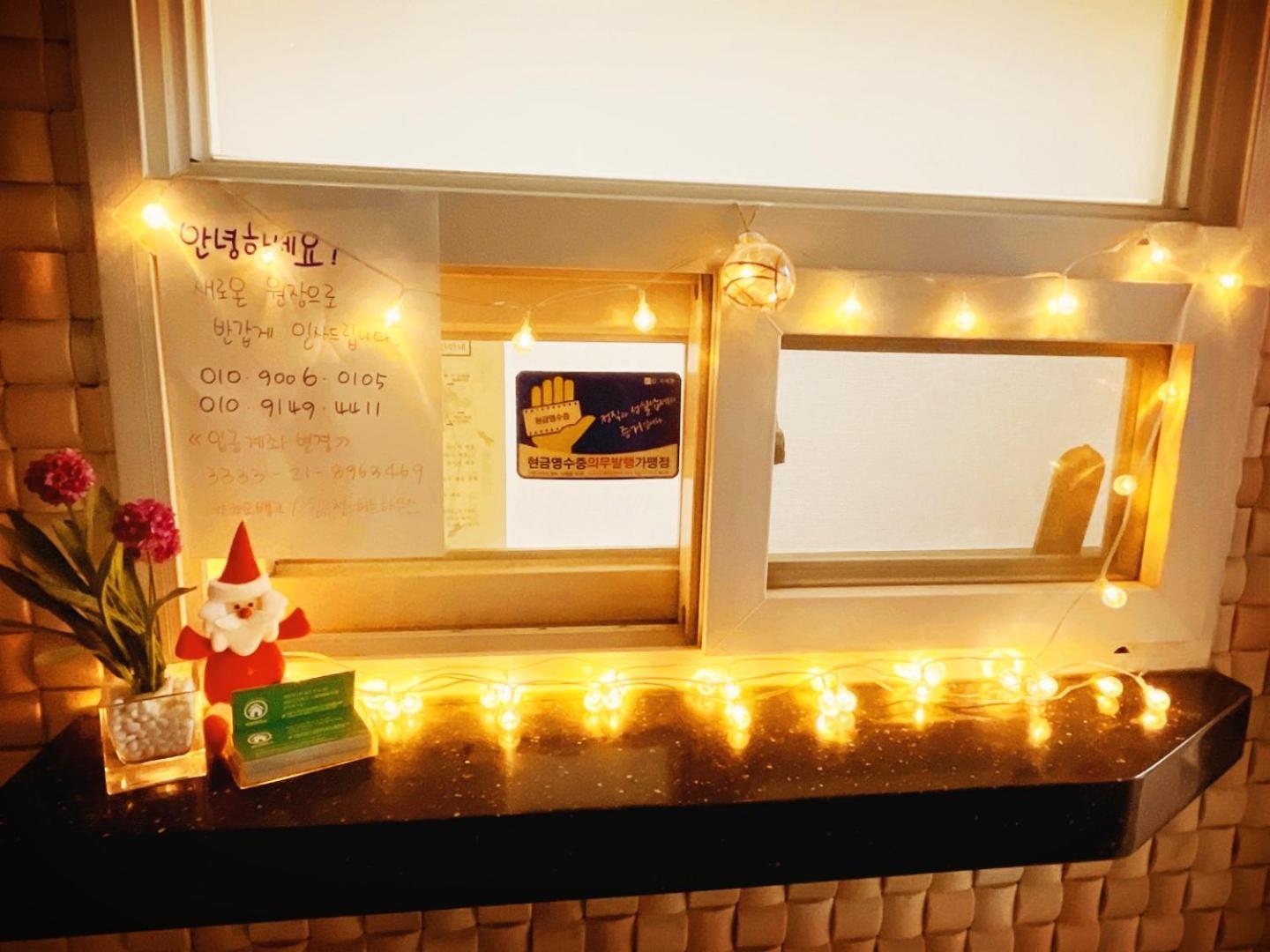 Hub House Livingtel Hostel Seoul Bagian luar foto