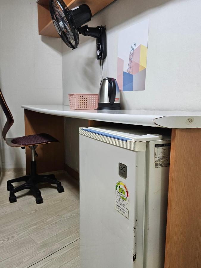 Hub House Livingtel Hostel Seoul Bagian luar foto
