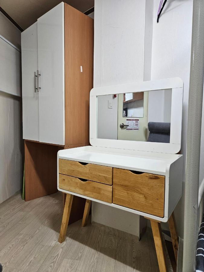 Hub House Livingtel Hostel Seoul Bagian luar foto