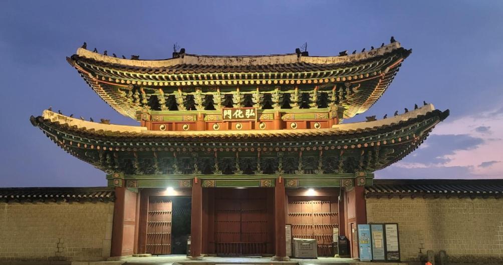 Hub House Livingtel Hostel Seoul Bagian luar foto
