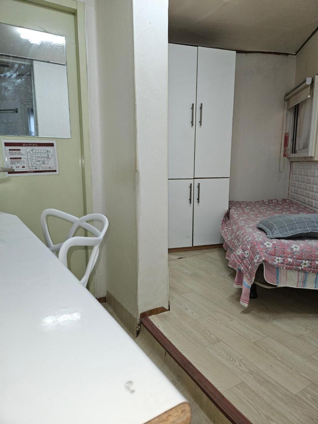 Hub House Livingtel Hostel Seoul Bagian luar foto